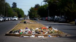 los vecinos de un barrio de la plata explotaron contra la empresa esur los vecinos de un barrio de la plata explotaron contra la empresa esur