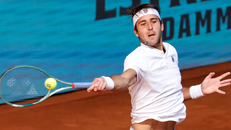 Tomás Etcheverry dio pelea pero perdió ante Stefanos Tsitsipas y quedó eliminado en Roland Garros