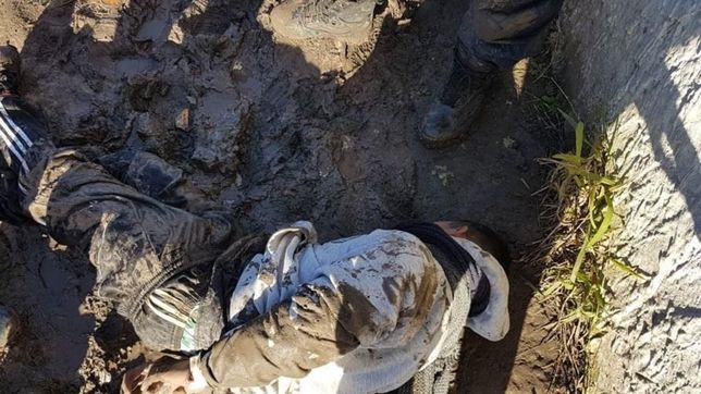 iba en una moto robada, asalto a una mujer sin saber que la policia lo esta viendo y cayo