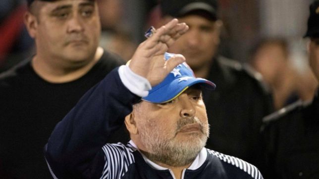 maradona le apunto al arbitro: es un cobarde, no fue penal y luego quiso compensar