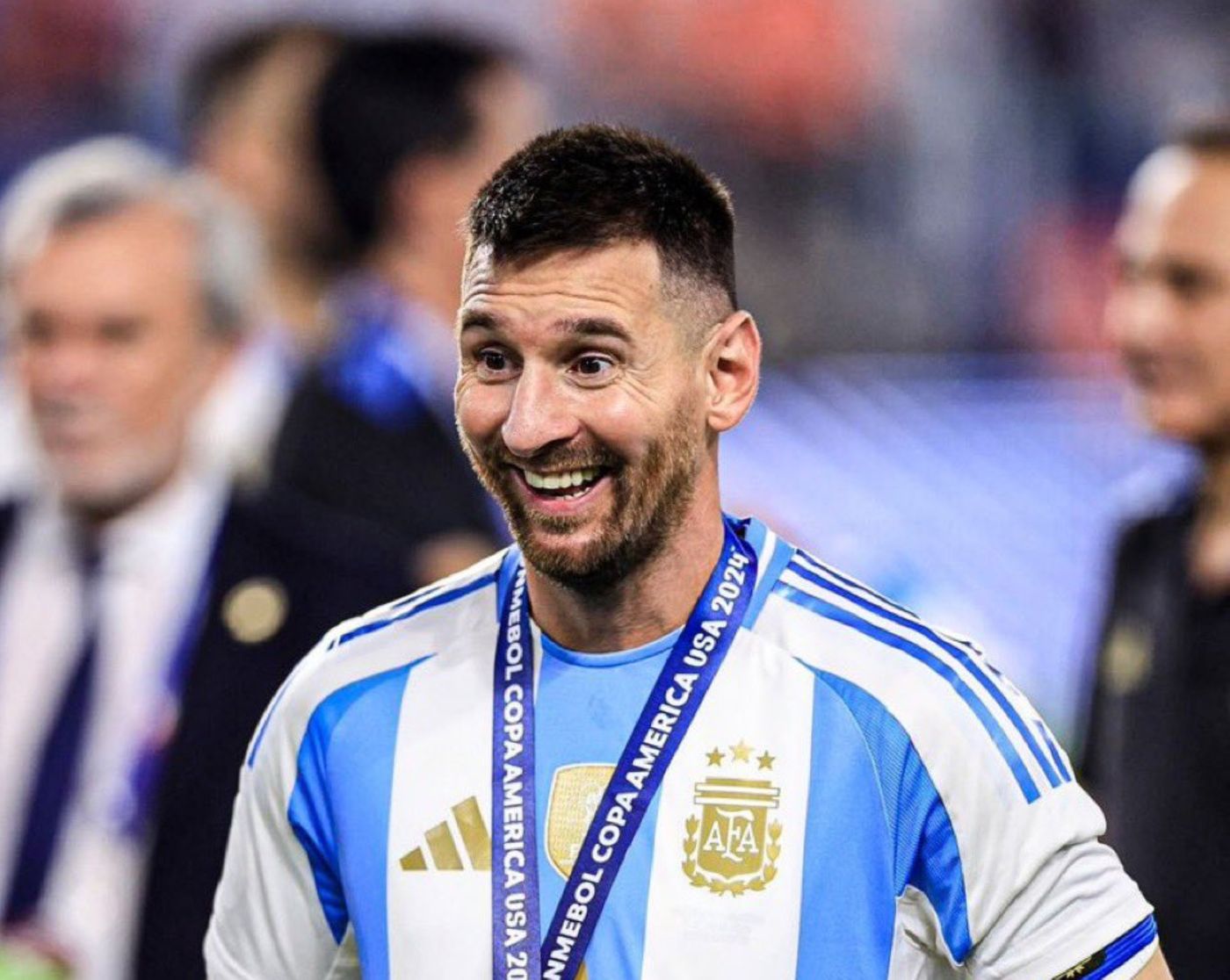 Lionel Messi sonríe Argentina.jpg