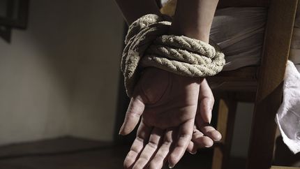 Ladrones entraron a una casa de La Plata y torturaron al dueño para que entregara sus ahorros