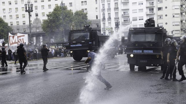 en plena marcha de los jubilados frente al congreso detuvieron por error a dos nenes que volvian de la escuela
