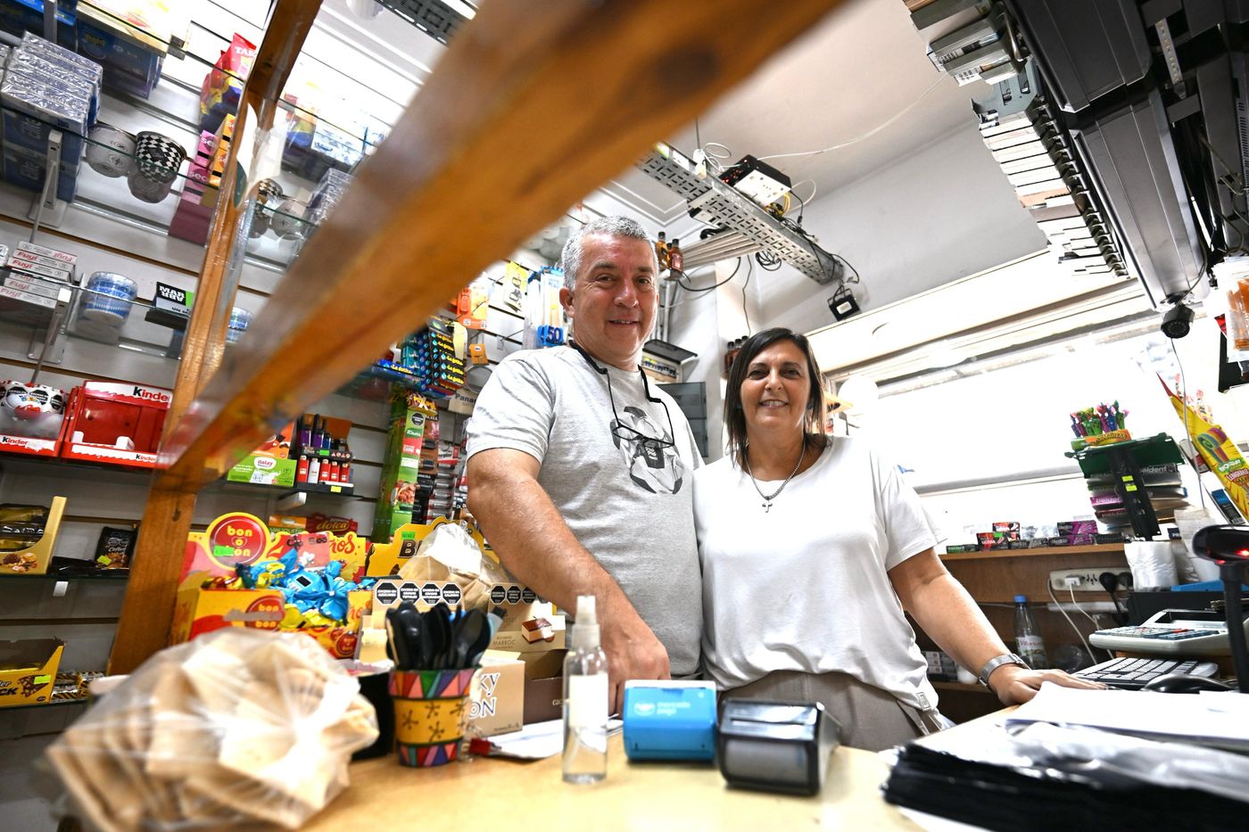 Gerardo, más conocido como El Tano, y Marina, su esposa, al frente del histórico local ubicado en pleno centro de La Plata.
