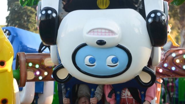 dos chicos se cayeron de uno de los juegos de la republica de los ninos