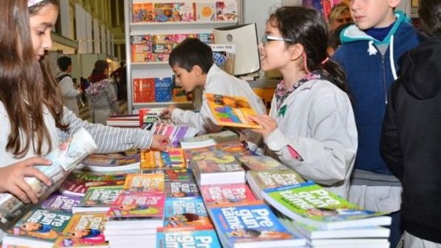 con variadas ofertas y un sinfin de ejemplares, vuelve la feria del libro a la plata