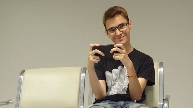 un joven de la plata padece un sindrome que afecta su crecimiento y vive un calvario para costear un estudio clave