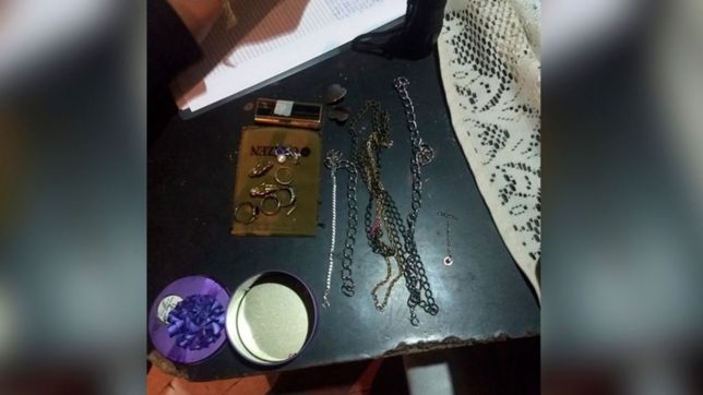 robo joyas de una casa, lo identificaron y lo atraparon con un kilo de marihuana en tolosa