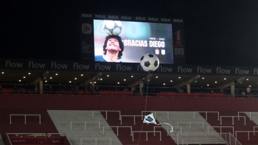 Camisetas, un tema de Rodrigo y un barrilete, así fue el homenaje del Pincha a Maradona