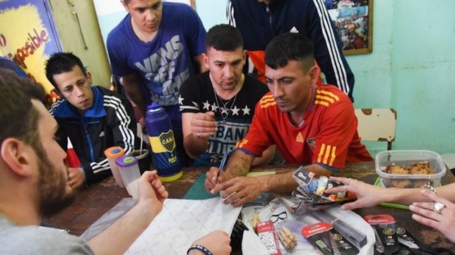 internos de la unidad 9 producen la senaletica en braille para el palacio municipal de la plata