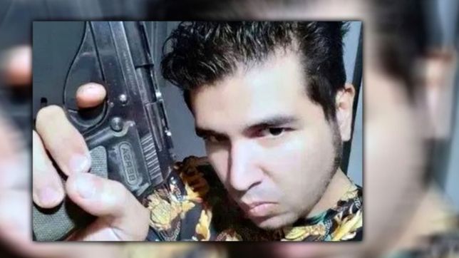 las fotos de sabag montiel y su novia posando con el arma con el que atacaron a cristina