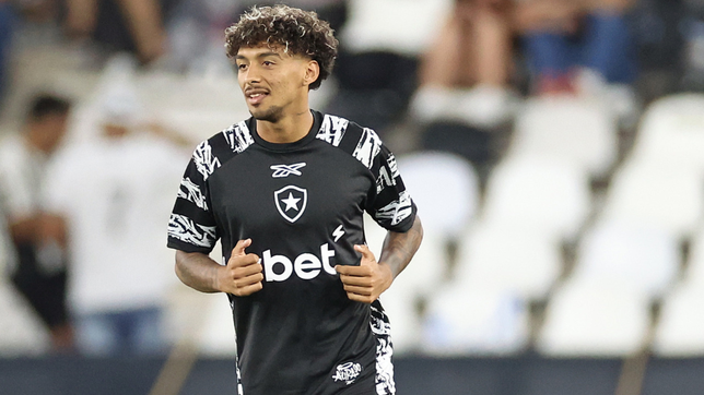 medina corto un ataque como ultimo hombre y sufrio su primera expulsion en botafogo