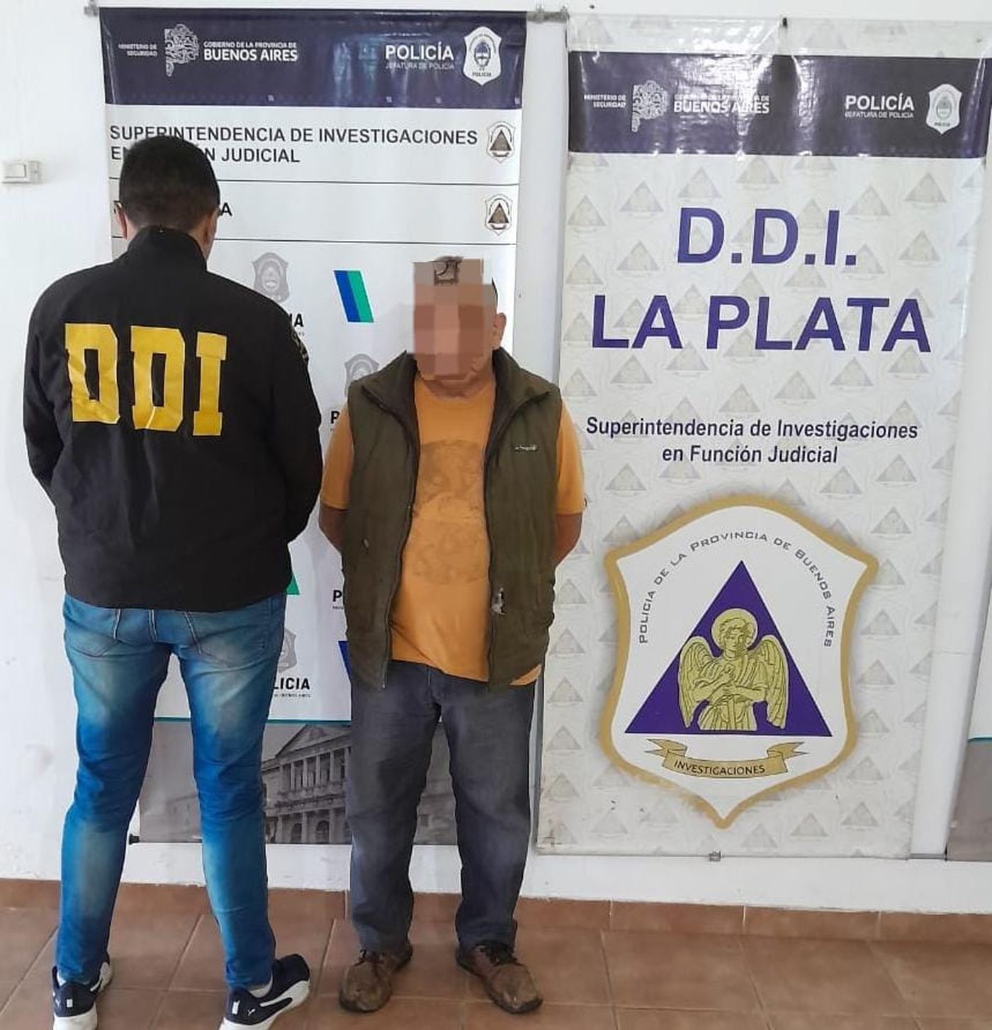Así quedó detenido en la DDI La Plata el abuelo de la menor. Así quedó detenido en la DDI La Plata el abuelo de la menor.