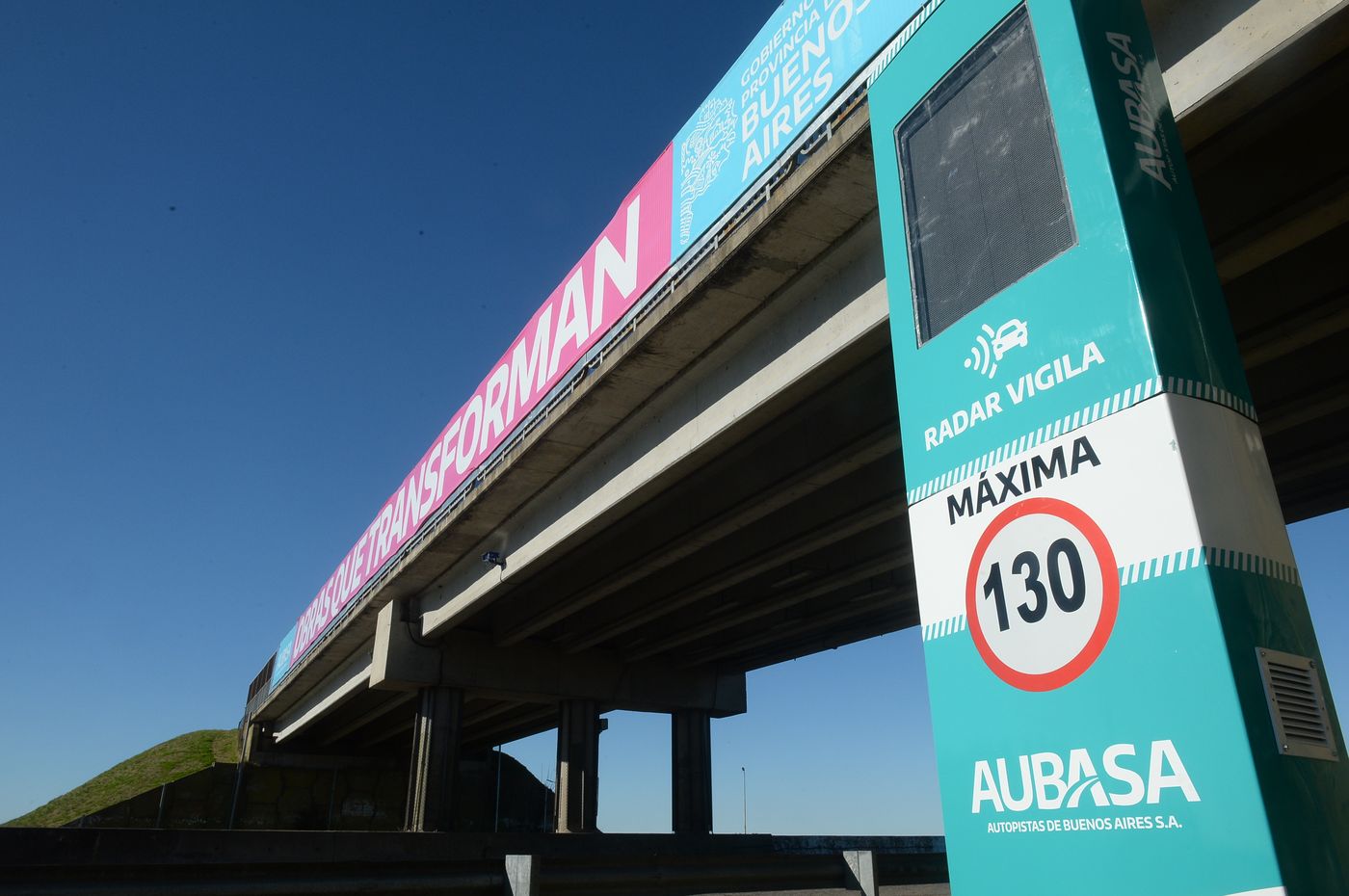 Radar totem velocidad - Autopista La Plata-Buenos Aires