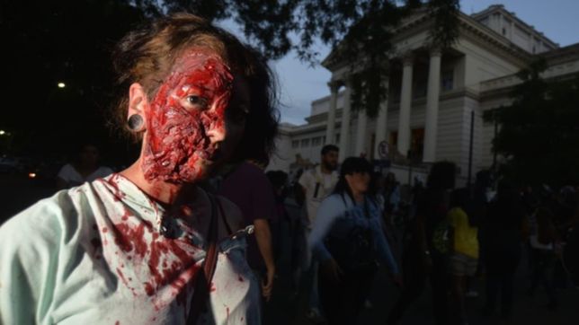 vampiros, zombies y conejos asesinos invadieron la ciudad en la primera monster walk