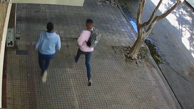 brutal ataque en la loma: golpean a una mujer para robarle y quedan filmados
