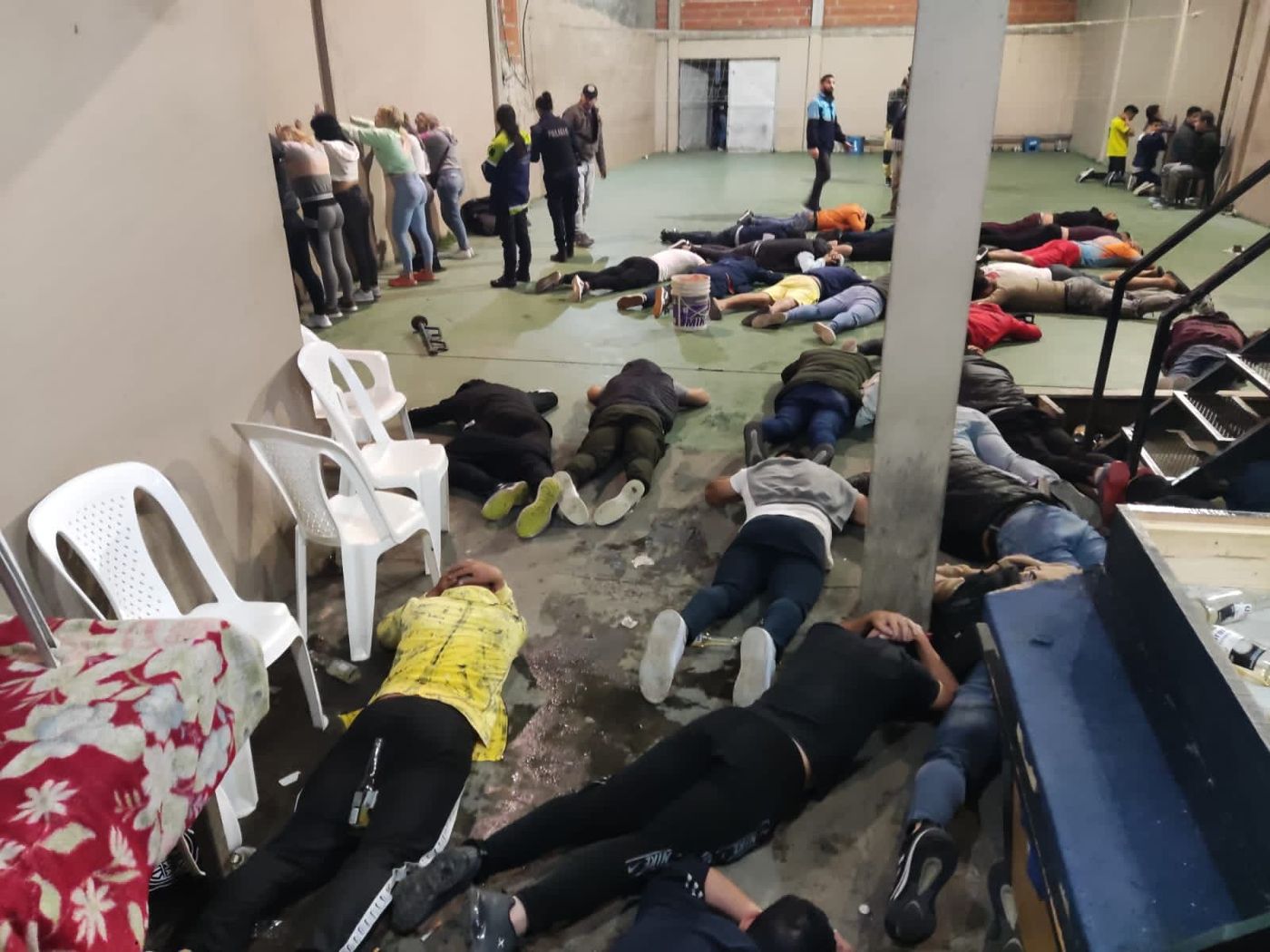 En el casino clandestino hallaron a 46 personas e incautaron más de $1,6 millones en efectivo.