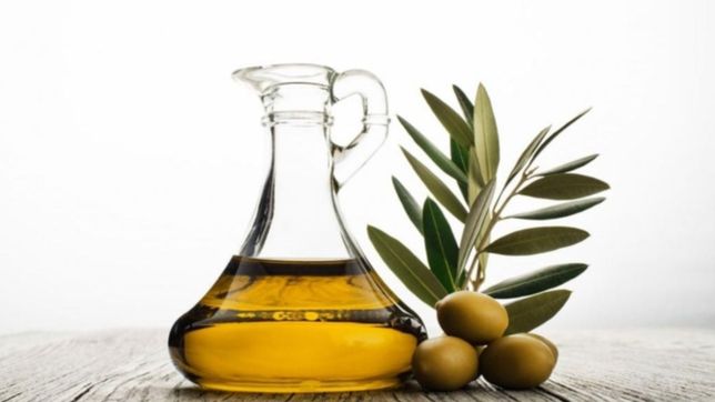 prohibieron un aceite de oliva que era falsificado en botellas de colores