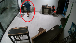 un ladron desvalijo una casa en la plata y todo quedo grabado por las camaras un ladron desvalijo una casa en la plata y todo quedo grabado por las camaras