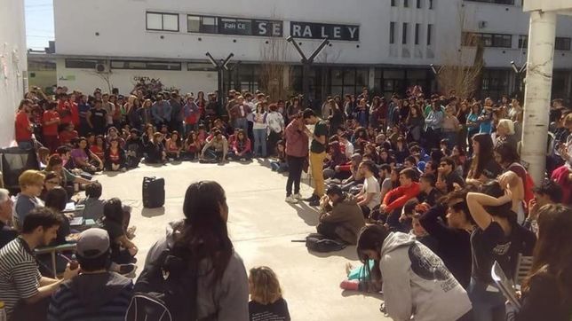 en plena crisis, estudiantes de la unlp tomaron las facultades humanidades y bellas artes