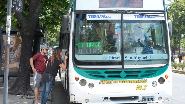 sorprenden y golpean a una chica al bajar de un micro 275