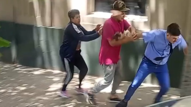 gritos, golpes y corridas tras una discusion entre un chofer de la linea 307 y una pareja