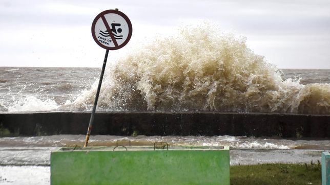alertan por una nueva crecida en el rio de la plata que llevara el nivel del agua por encima de los 3 metros