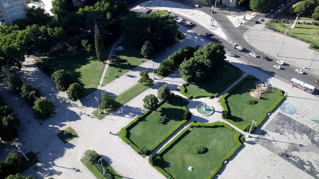 revelan como luce una historica fuente de plaza moreno enterrada hace mas de 80 anos