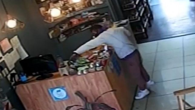 video: entro a una dietetica del centro de la plata, robo un celular y escapo