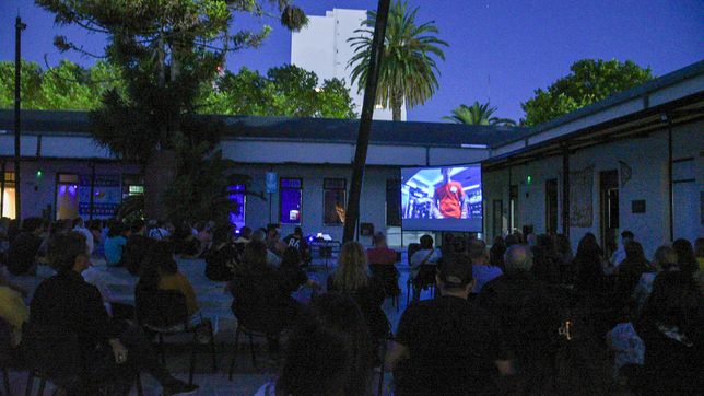 el cine movil de la plata vuelve a recorrer distintos barrios con peliculas al aire libre y entrada gratuita