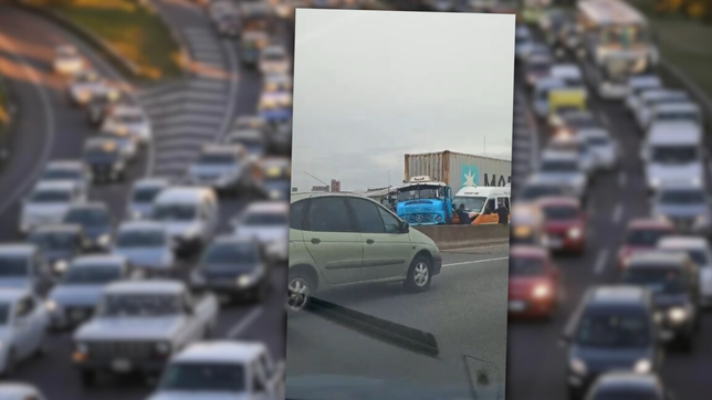 tension en la autopista la plata - buenos aires por el choque de un transporte escolar y un camion