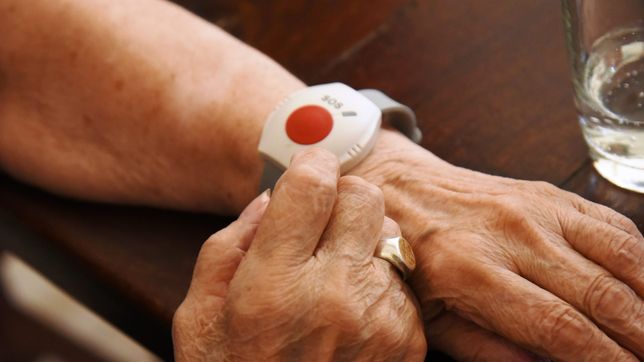 proponen entregar pulseras con boton antipanico a adultos mayores de la plata que viven solos