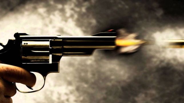 se acerco a un grupo de vecinos, disparo contra ellos y dejo a uno al borde de la muerte