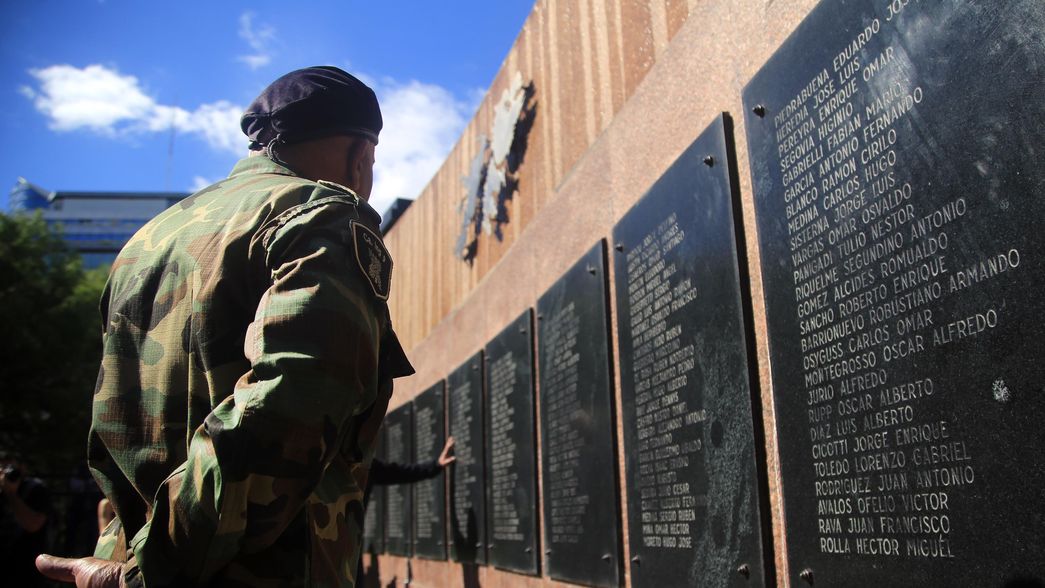 Excombatientes de las Islas Malvinas de La Plata denunciaron a Javier Milei y a Diana Mondino