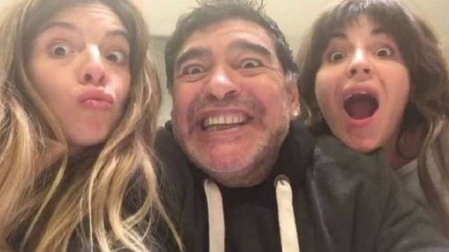 el tatuaje de dalma y giannina a un mes de la muerte de maradona y una especial invitacion