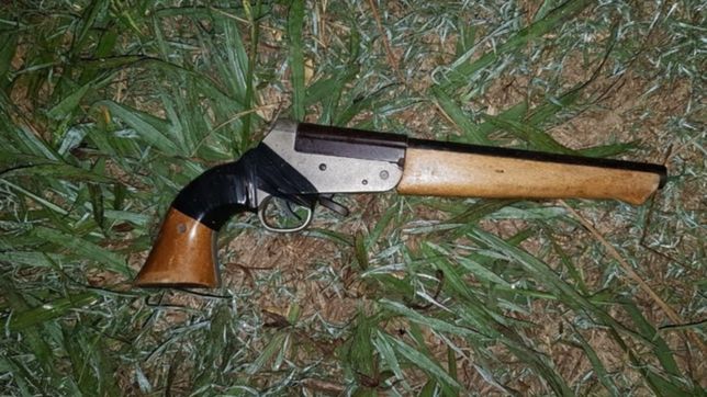 la amenazaron con un pistolon, le robaron el celular y cayeron tras una persecucion