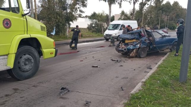 un camion choco a un auto en un semaforo y una mujer quedo atrapada