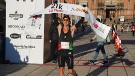 con casi 4.000 inscriptos, termino la media maraton la plata y el gran ganador se impuso con un 1:09.10 con casi 4.000 inscriptos, termino la media maraton la plata y el gran ganador se impuso con un 1:09.10