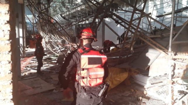derrumbe en el aeropuerto de ezeiza: se cayo un andamio, murio un obrero y hay trece heridos
