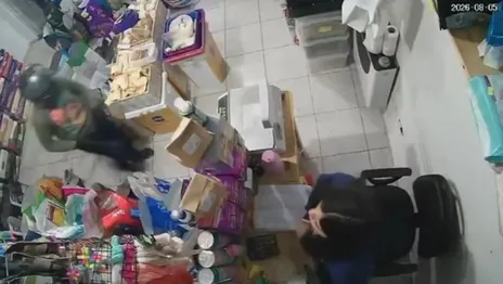 Motochorros se hicieron pasar por repartidores en Los Hornos y asaltaron un local de alimento para mascotas