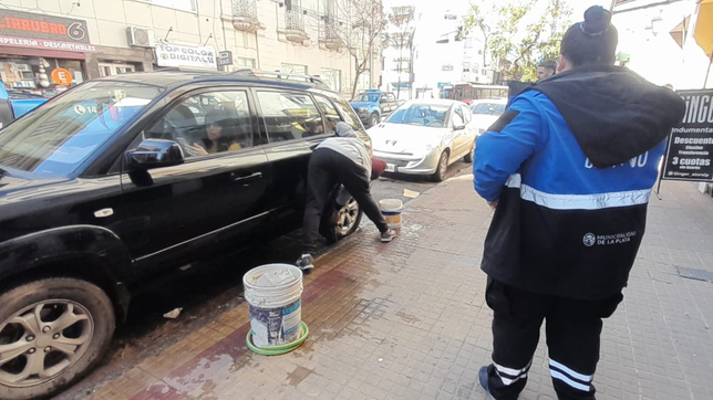 un operativo sorpresa contra trapitos en la plata termino con cinco detenidos