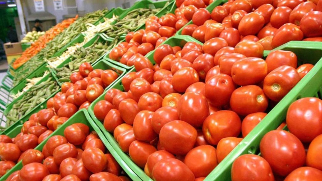 Quería llevarse un cajón de tomates, lo descubrieron y terminó robando un celular