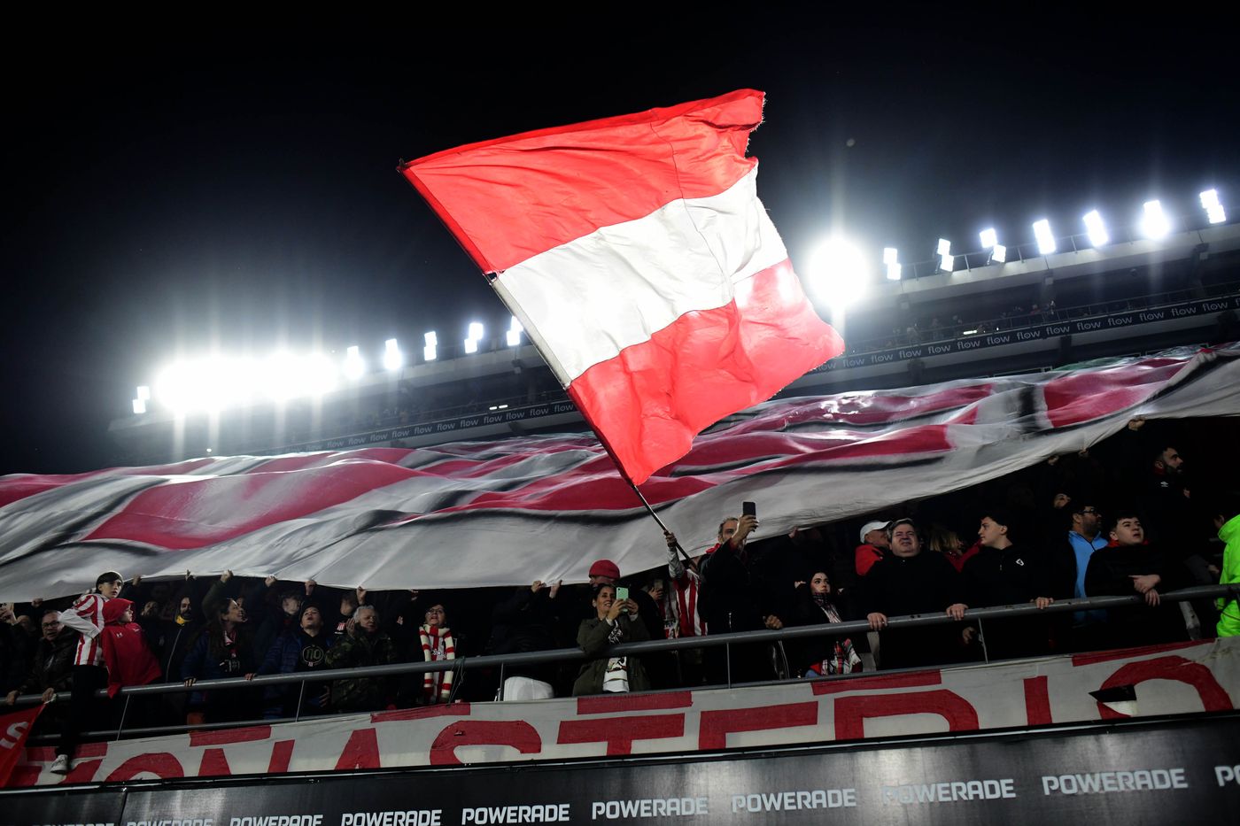 Estudiantes Riestra Hinchada.JPG