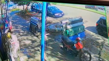 VIDEO: Rompió la ventana de un auto y se llevó plata y una notebook a la vista de todos