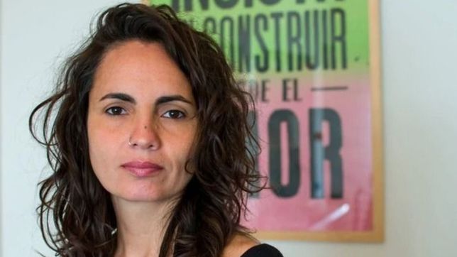 ayelen pujol presenta su libro sobre futbol femenino en la sede de estudiantes