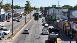 renuevan la carteleria en las paradas de micros de avenida 44 para favorecer la onda verde en la plata