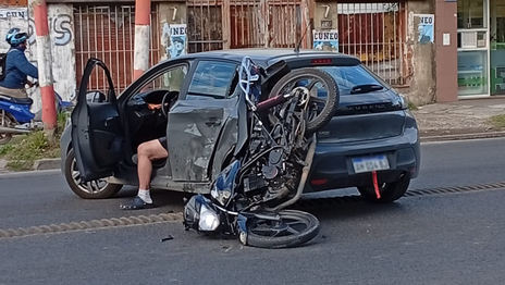 Dos mujeres resultaron heridas tras un fuerte accidente en avenida 122