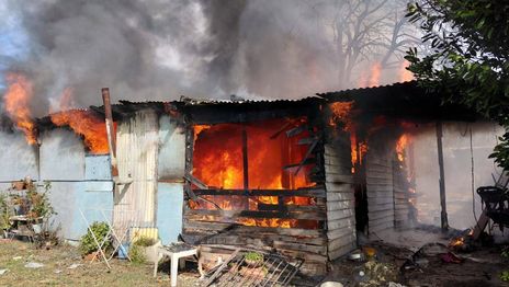 Un feroz incendio arrasó con dos casas de La Plata y dejó a las familias en la calle Un feroz incendio arrasó con dos casas de La Plata y dejó a las familias en la calle