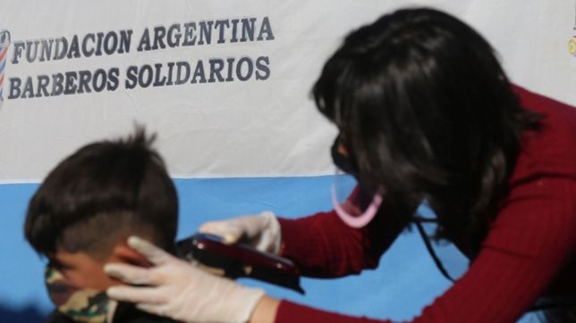 peluqueros cortaron gratis el pelo a los mas pequenos en distintos barrios de la plata
