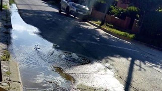 en villa castells recibieron el ano con las cloacas desbordadas y el asfalto roto